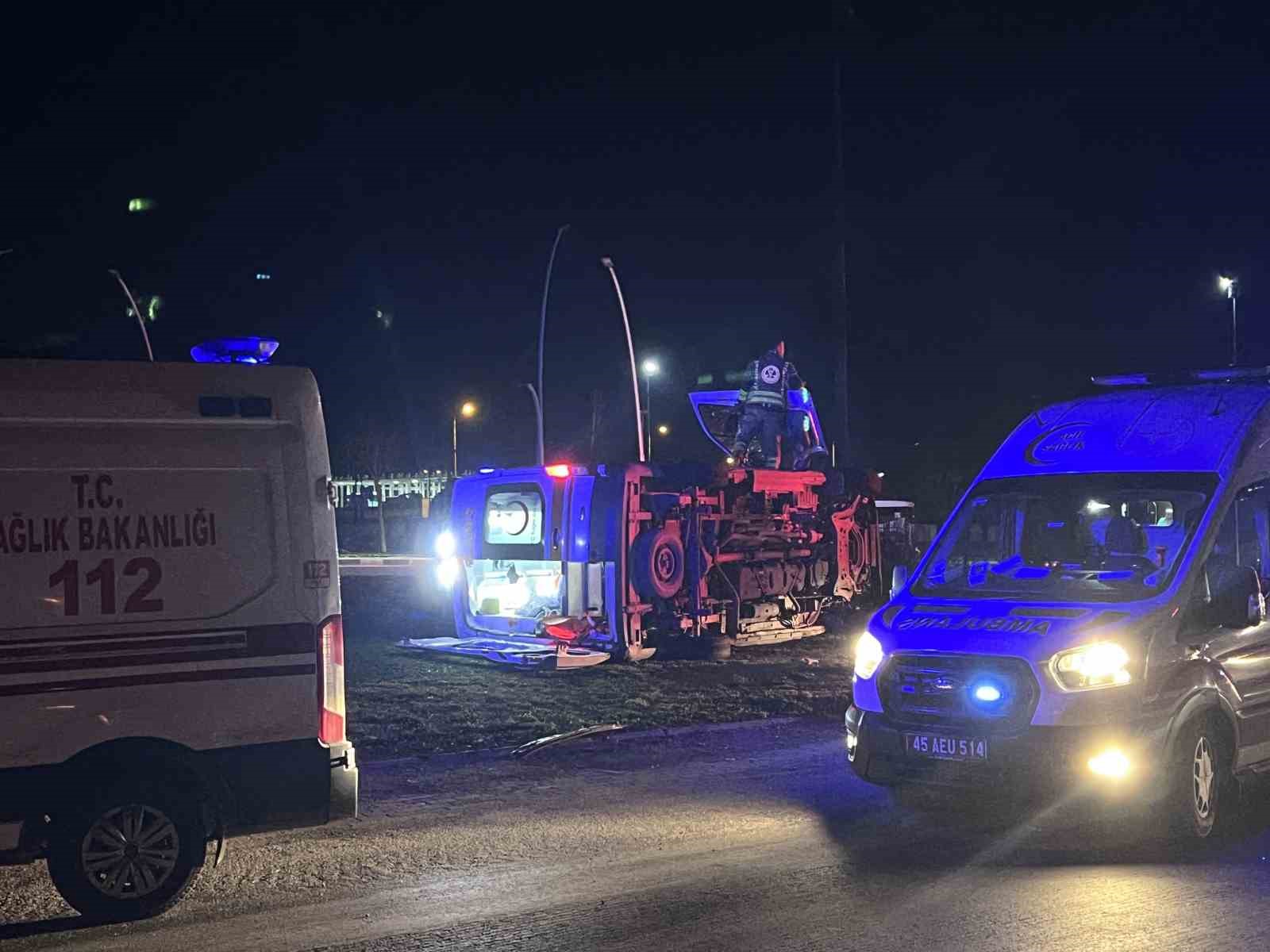 manisada otomobil ile ambulans carpisti 5 yarali 7 ilqfvSPB