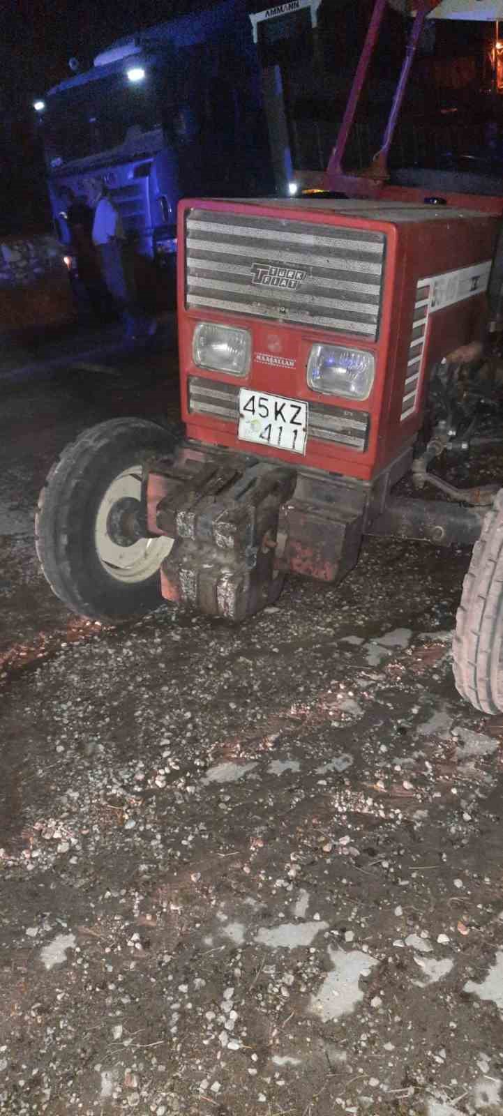Manisa’da otomobil ile traktör çarpıştı: 2’si ağır 4 yaralı 4 manisada otomobil ile traktor carpisti 2si agir 4 yarali 0 MnDDRBUN