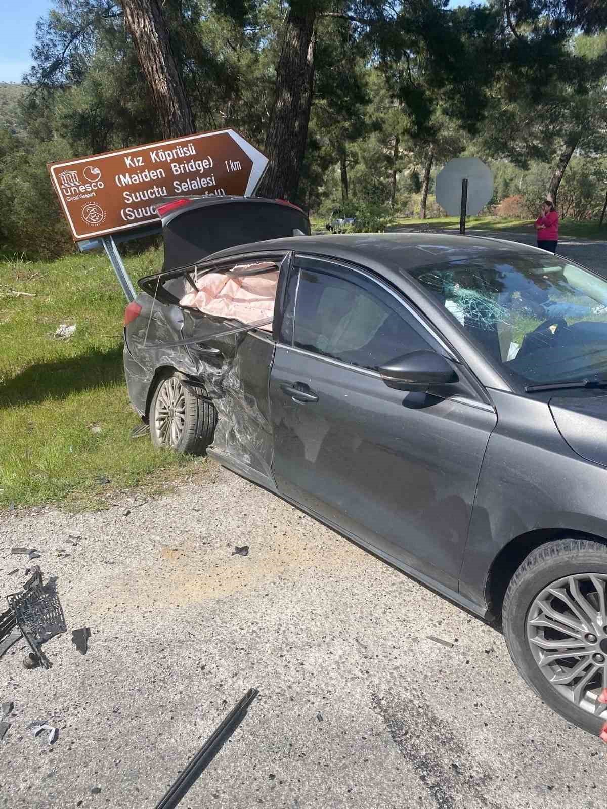 manisada otomobiller carpisti 4 kisi yaralandi 1 mZOfSBUn