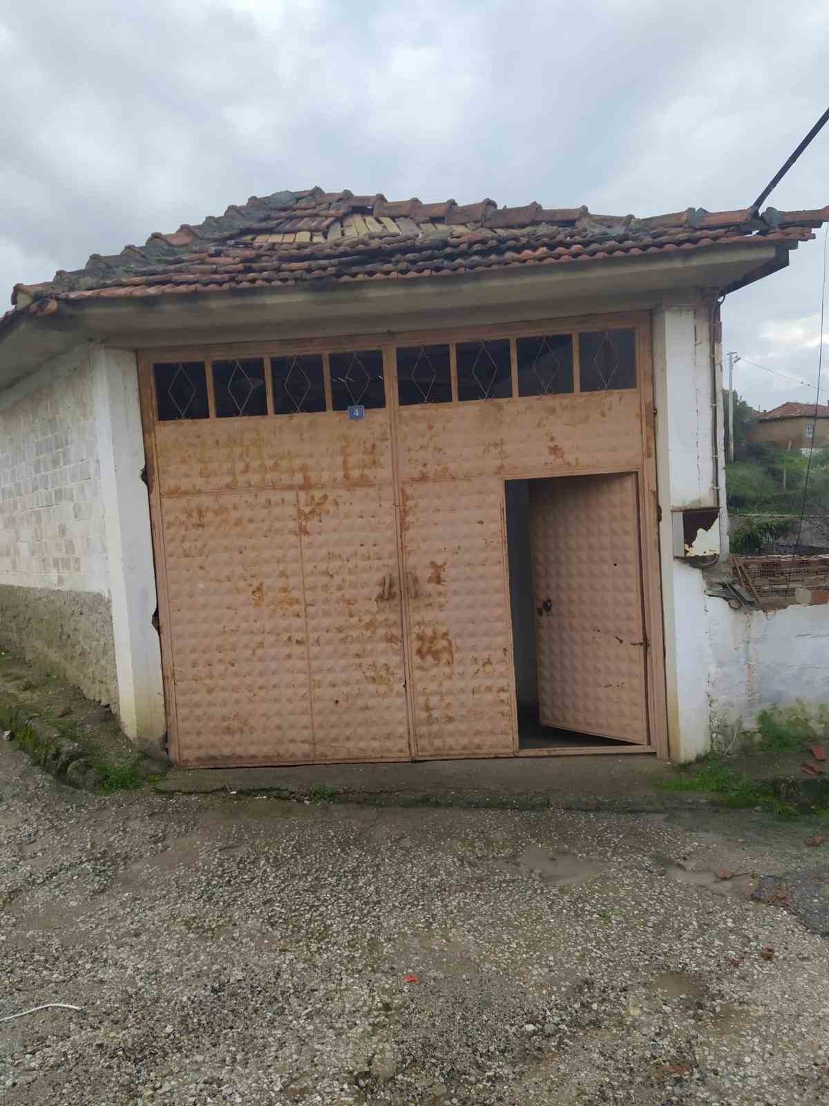 manisada saganak ve firtina catilari ucurdu 4 JsUDIU2v