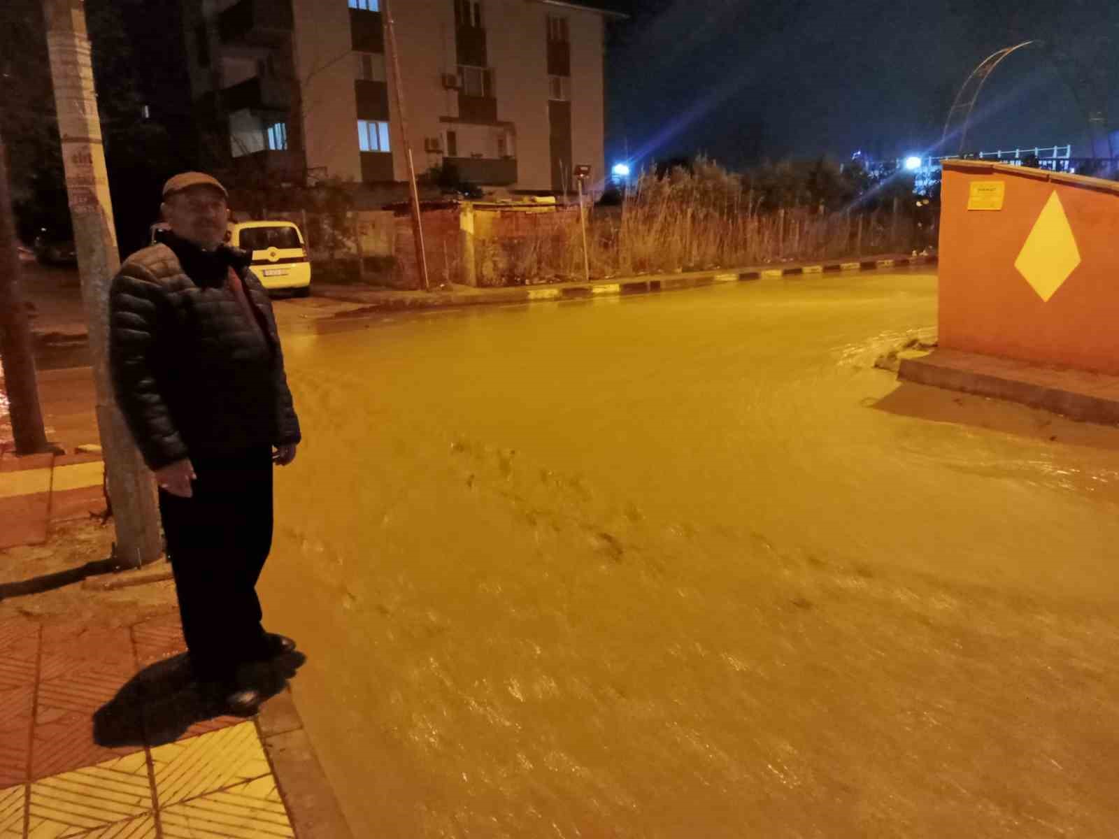 manisada saganak yagis etkili oldu otomobil dereye dustu elektrikli otomobil alev aldi 0 vf2lkn9E