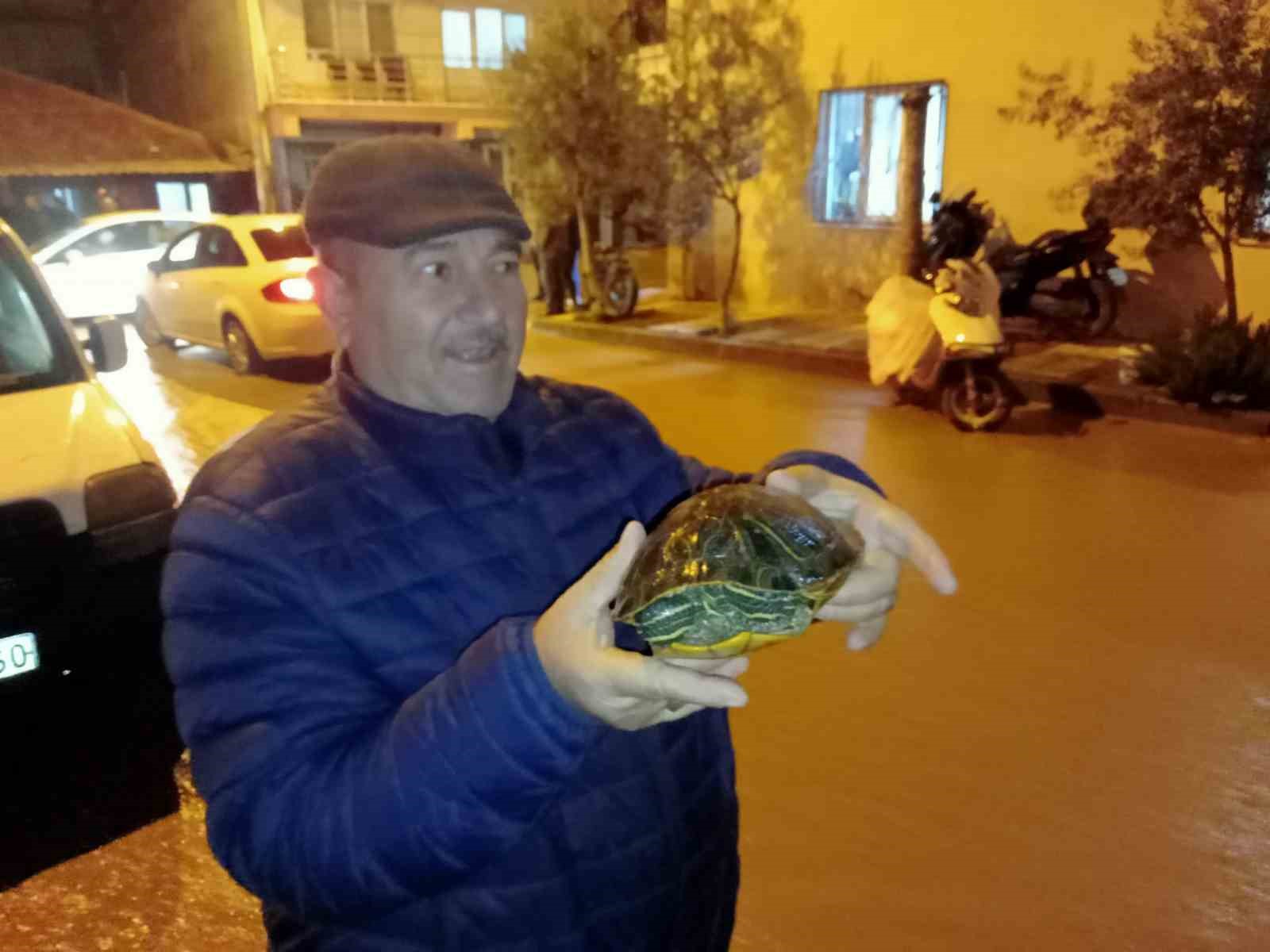 manisada saganak yagis etkili oldu otomobil dereye dustu elektrikli otomobil alev aldi 1 QGCiVC5v