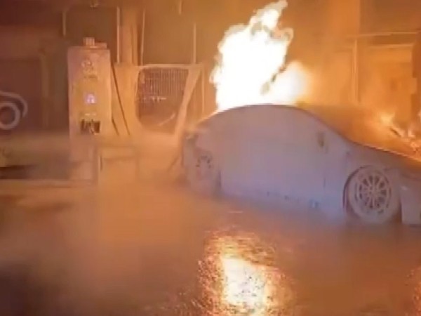 manisada saganak yagis etkili oldu otomobil dereye dustu elektrikli otomobil alev aldi 2 5zTfBICG