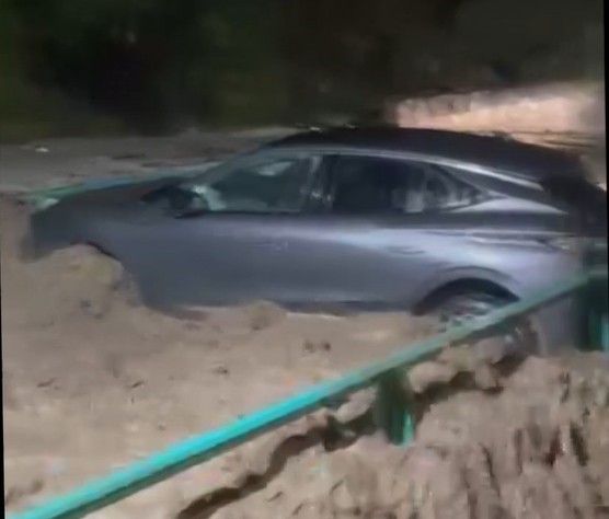 manisada saganak yagis etkili oldu otomobil dereye dustu elektrikli otomobil alev aldi 3 JNAnMevD