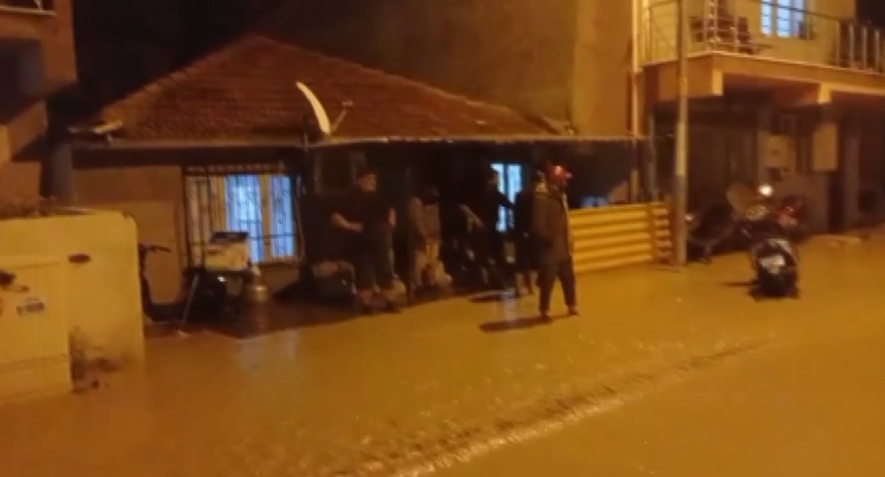 manisada saganak yagis etkili oldu otomobil dereye dustu elektrikli otomobil alev aldi 4 QlK7j9Jb