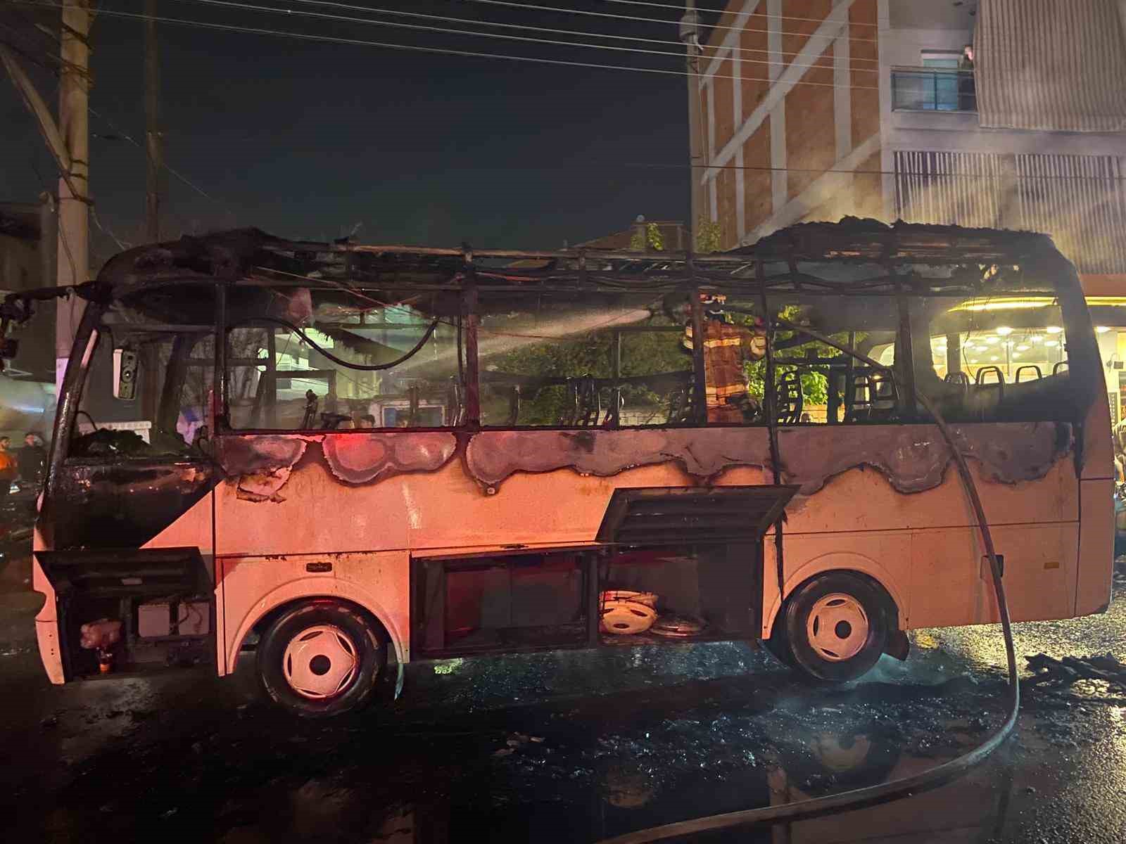 manisada servis otobusu alev alev yandi 0 1tEg3pig