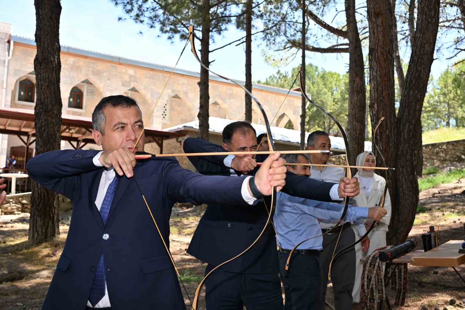 Manisa’da Siyer-i Nebi Oryantiring Yarışması düzenlendi 14 manisada siyer i nebi oryantiring yarismasi duzenlendi 10 RwwbB7jT