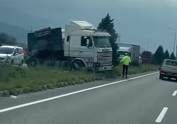 manisada tir ile kamyon carpisti 2 surucu yaralandi 0 y4bBLBuP