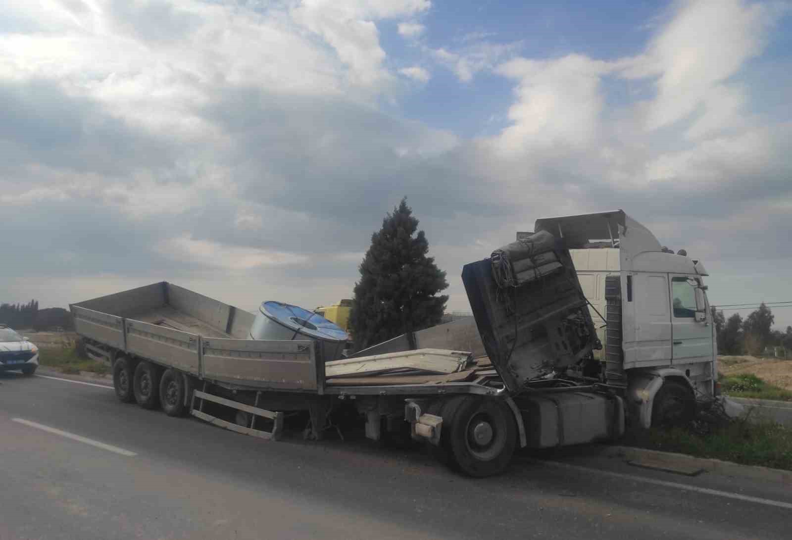 manisada tir ile kamyon carpisti 2 surucu yaralandi 1 XPeTO2vd