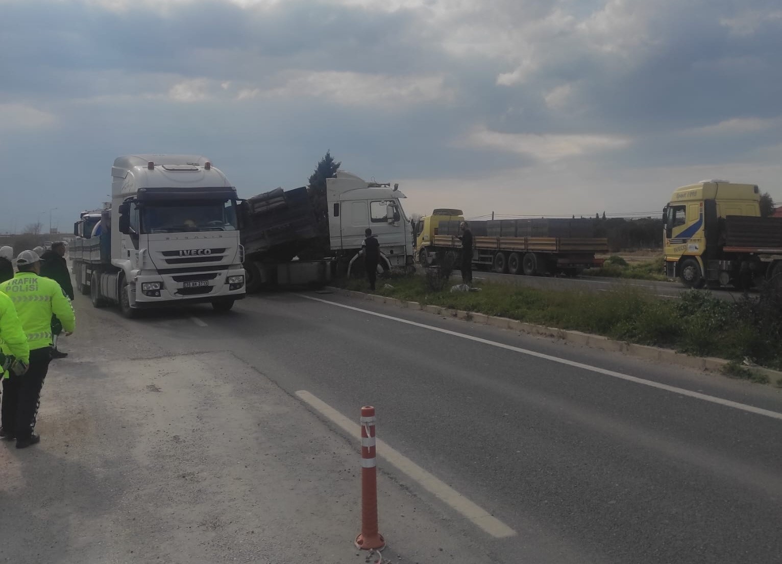 manisada tir ile kamyon carpisti 2 surucu yaralandi 2 ZynqmER4