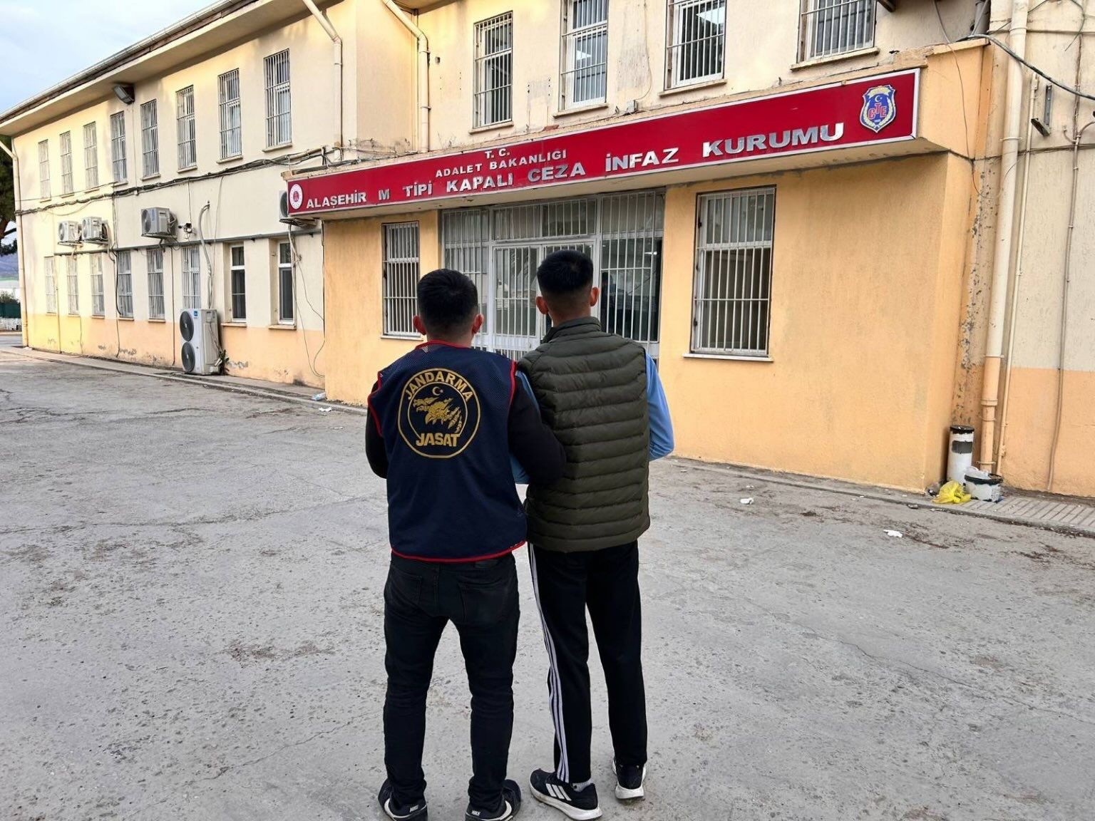 manisada uyusturucu operasyonu 290 adet hap ele gecirildi 1 6eOEbf7P