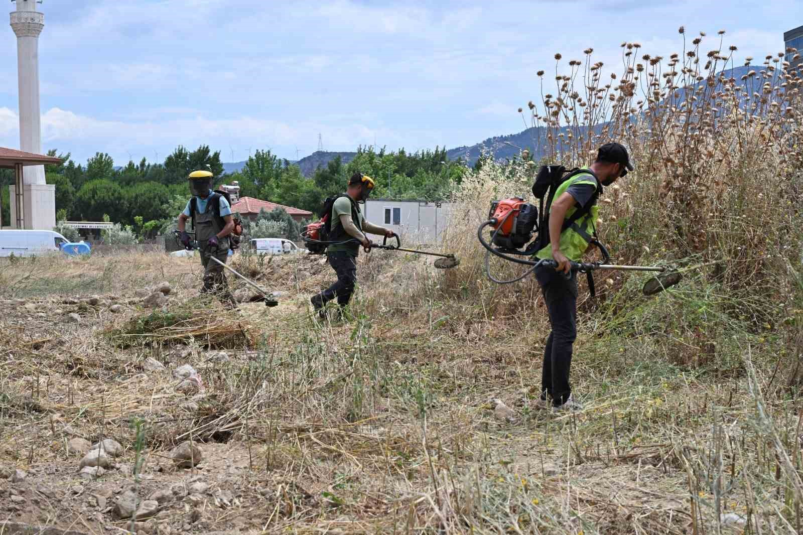 manisada yangin riskine karsi yabani otlar temizleniyor 4 zmrzEn49