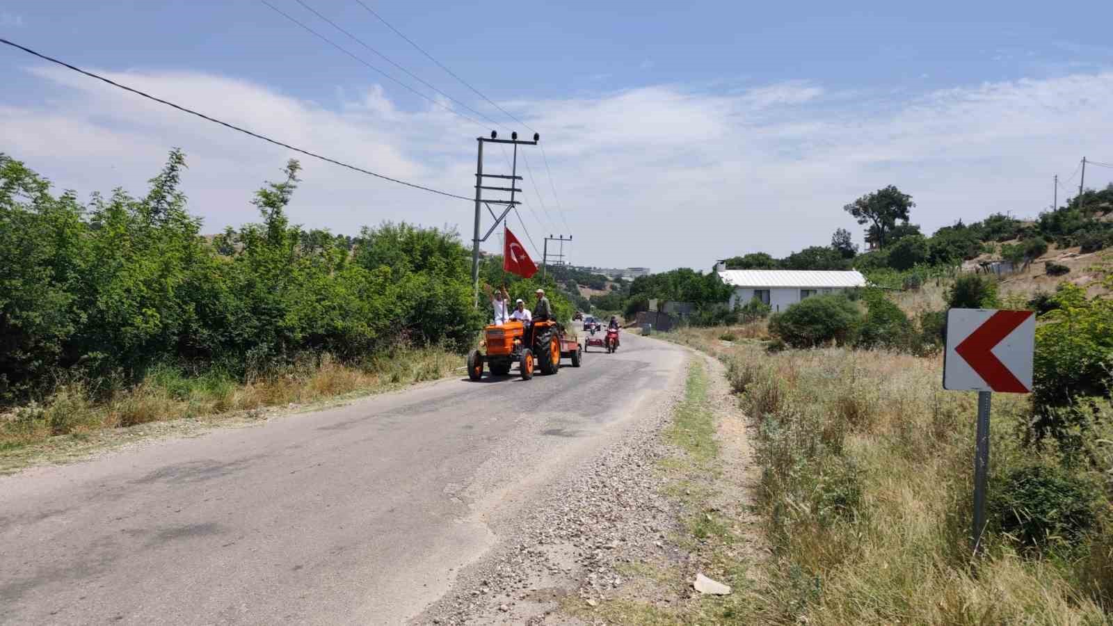 Manisa’da yeni mezarlık projesine traktörlü tepki 5 manisada yeni mezarlik projesine traktorlu tepki 1 uStT12QB