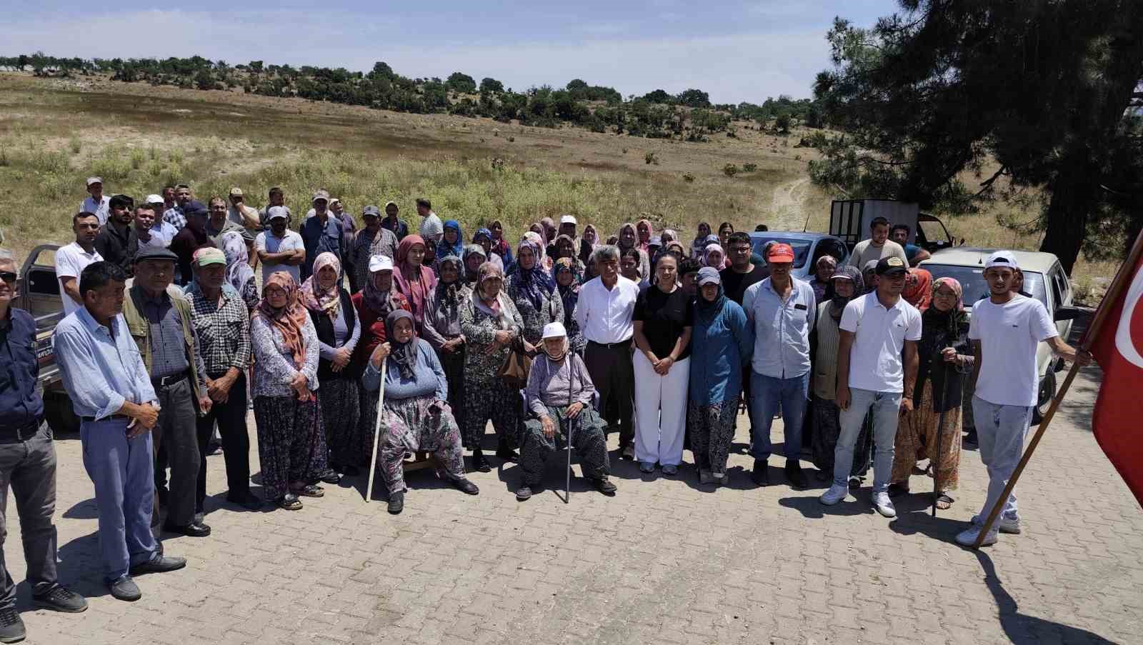 Manisa’da yeni mezarlık projesine traktörlü tepki 7 manisada yeni mezarlik projesine traktorlu tepki 3 EMFSvifq