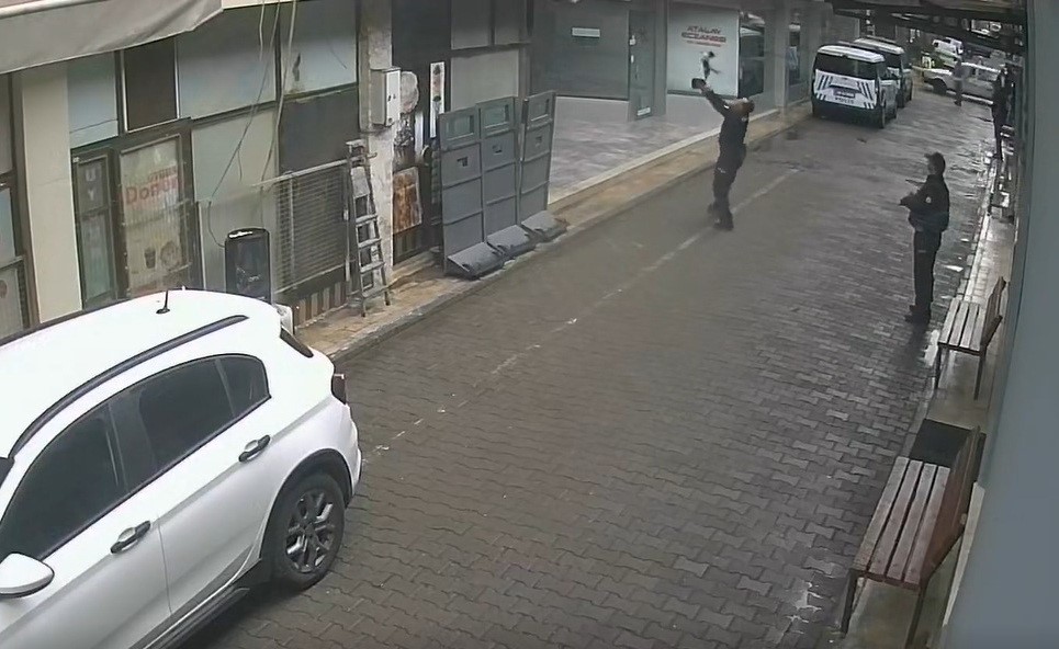 manisada yurekleri isitan anlar yuksekten dusen kediyi polis yakaladi 0 ts37tzBz