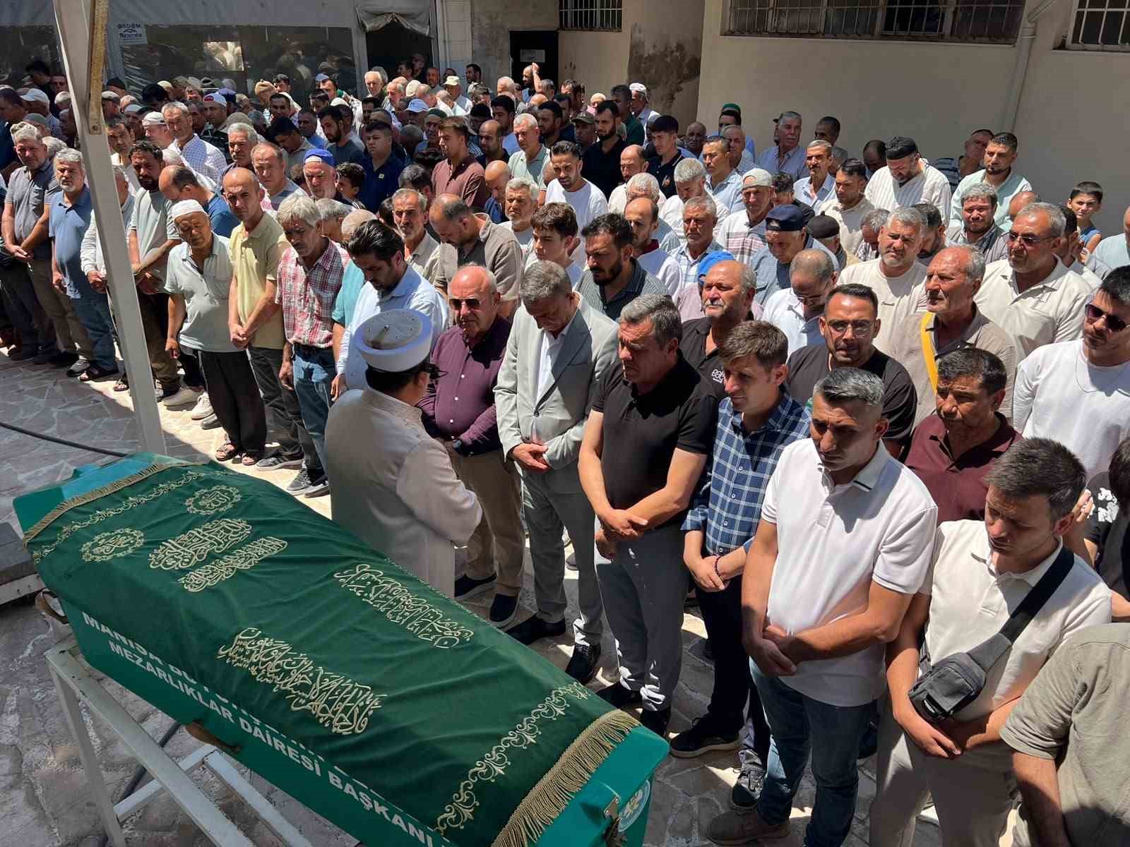 Manisa’daki feci kazada hayatını kaybeden 2 kişi defnedildi 4 manisadaki feci kazada hayatini kaybeden 2 kisi defnedildi 0 GuPkZB1c