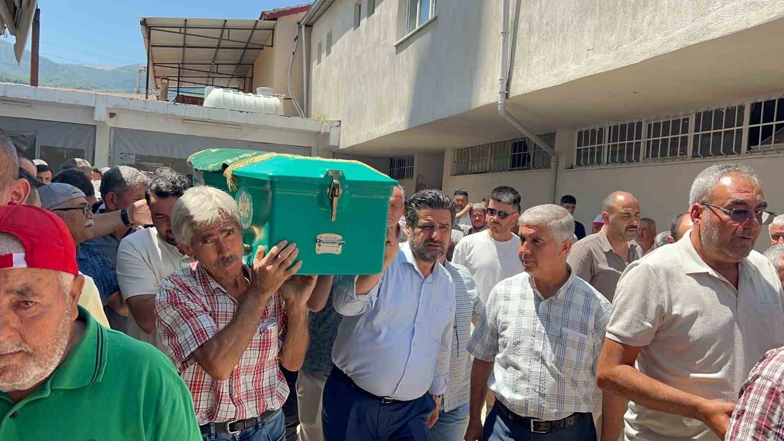 Manisa’daki feci kazada hayatını kaybeden 2 kişi defnedildi 5 manisadaki feci kazada hayatini kaybeden 2 kisi defnedildi 1