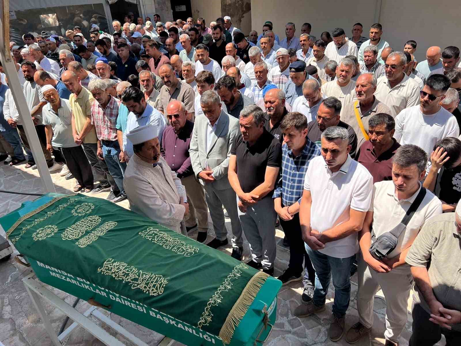 Manisa’daki feci kazada hayatını kaybeden 2 kişi defnedildi 6 manisadaki feci kazada hayatini kaybeden 2 kisi defnedildi 2 1ueY82VQ