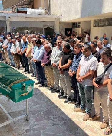 manisadaki-feci-kazada-hayatini-kaybeden-2-kisi-defnedildi-RGAOJN9I.jpg