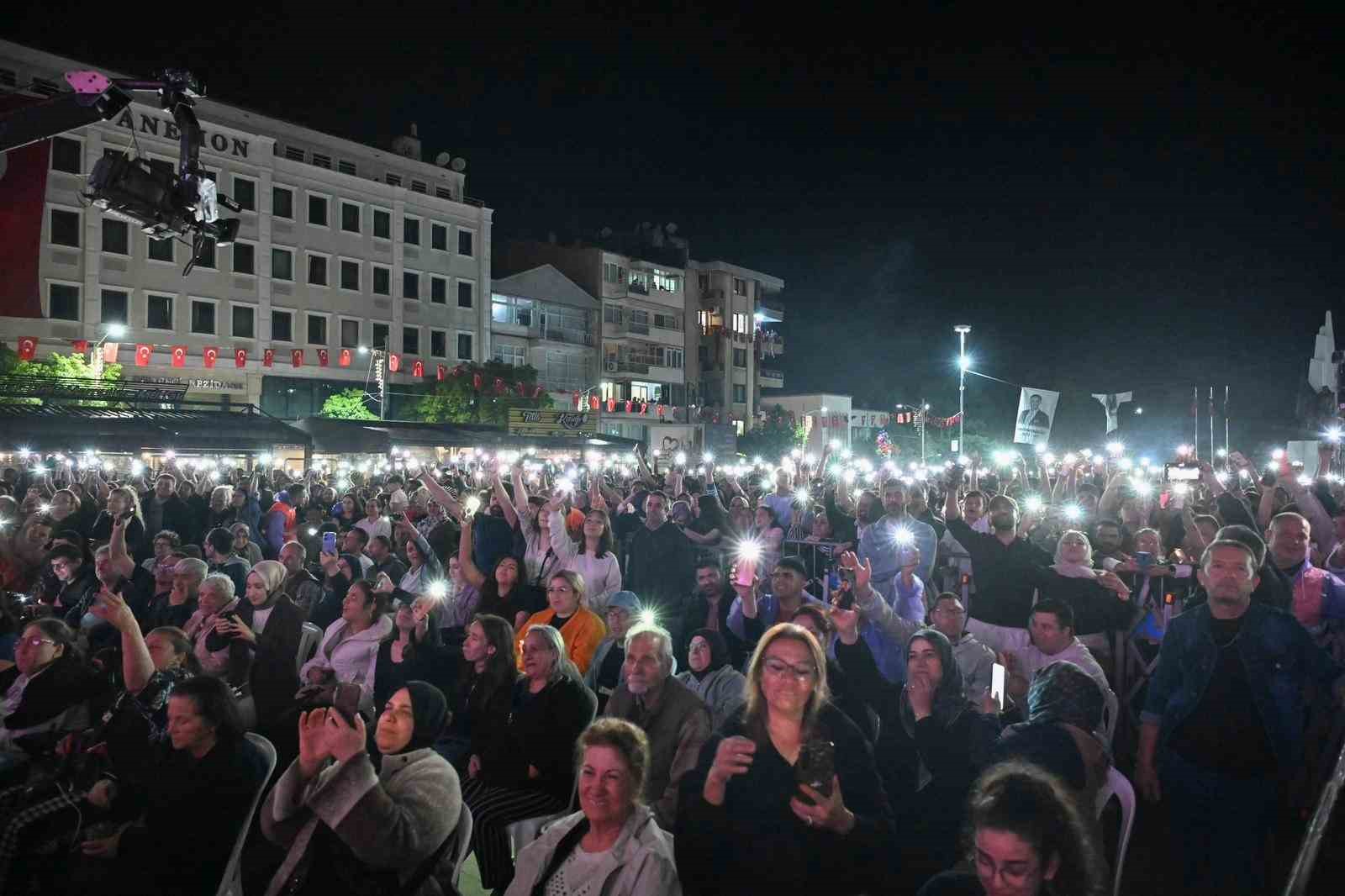 Manisalılar Kibariye ile coştu 6 manisalilar kibariye ile costu 2 gGj6wmzB