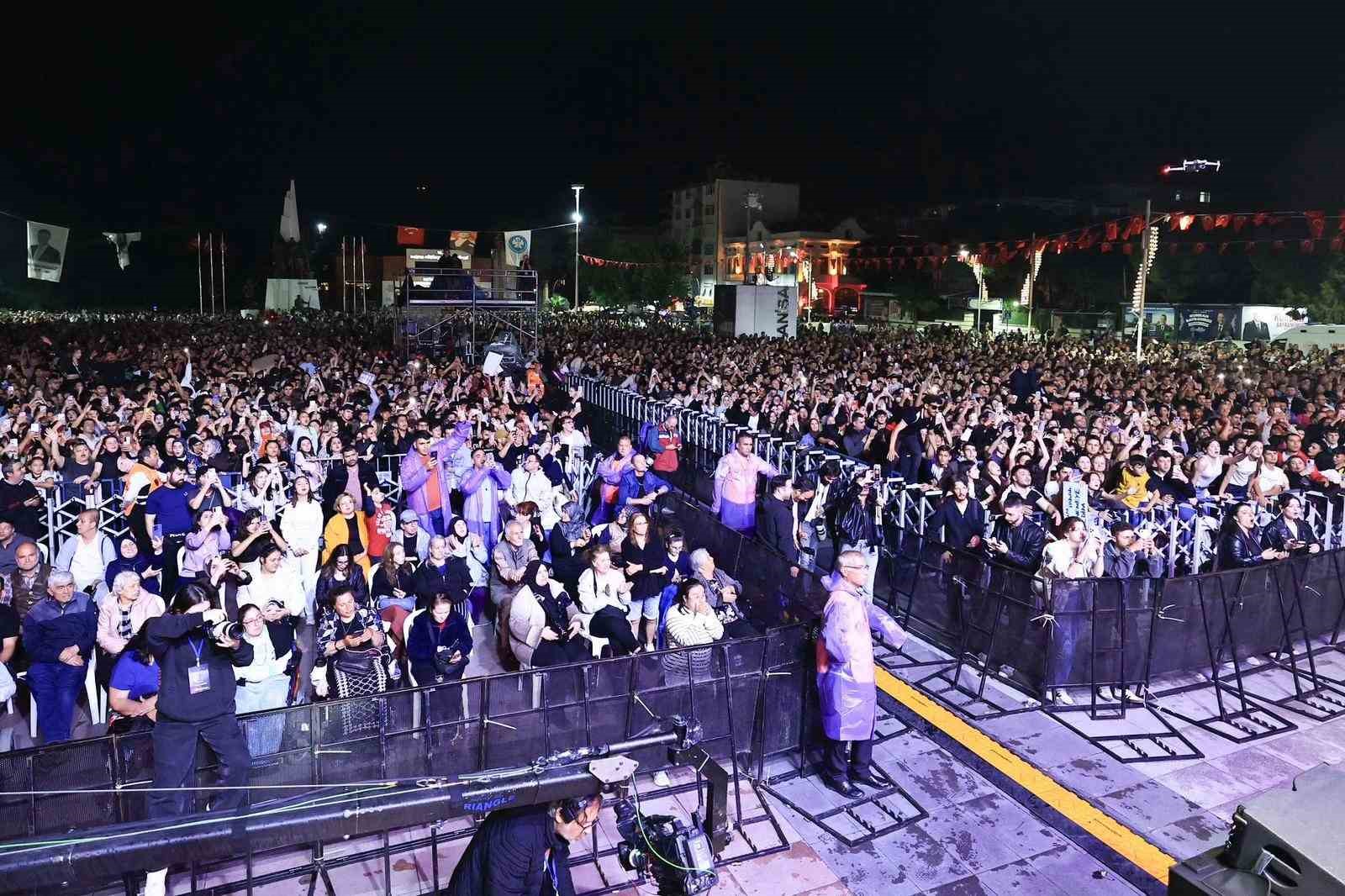 Manisalılar Kibariye ile coştu 9 manisalilar kibariye ile costu 5 bUq2JWmz