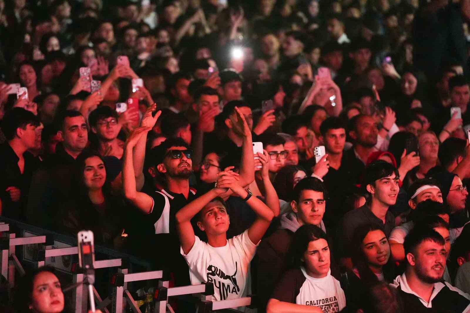 Manisalılar Kibariye ile coştu 10 manisalilar kibariye ile costu 6 Aqt1grTf