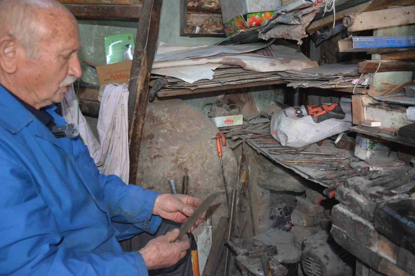 manisanin 64 yillik celik bilegi orhan usta yarim asirdir ors basinda 0 VSV3Vqz5