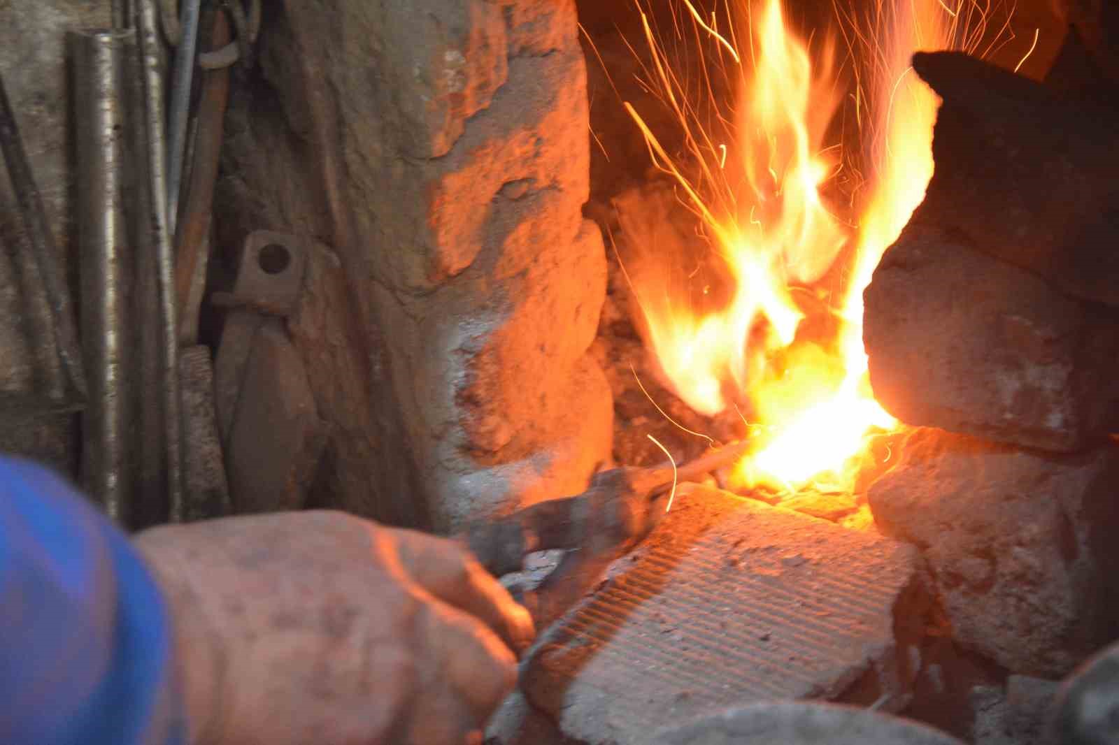 manisanin 64 yillik celik bilegi orhan usta yarim asirdir ors basinda 1 OX6qpGdF