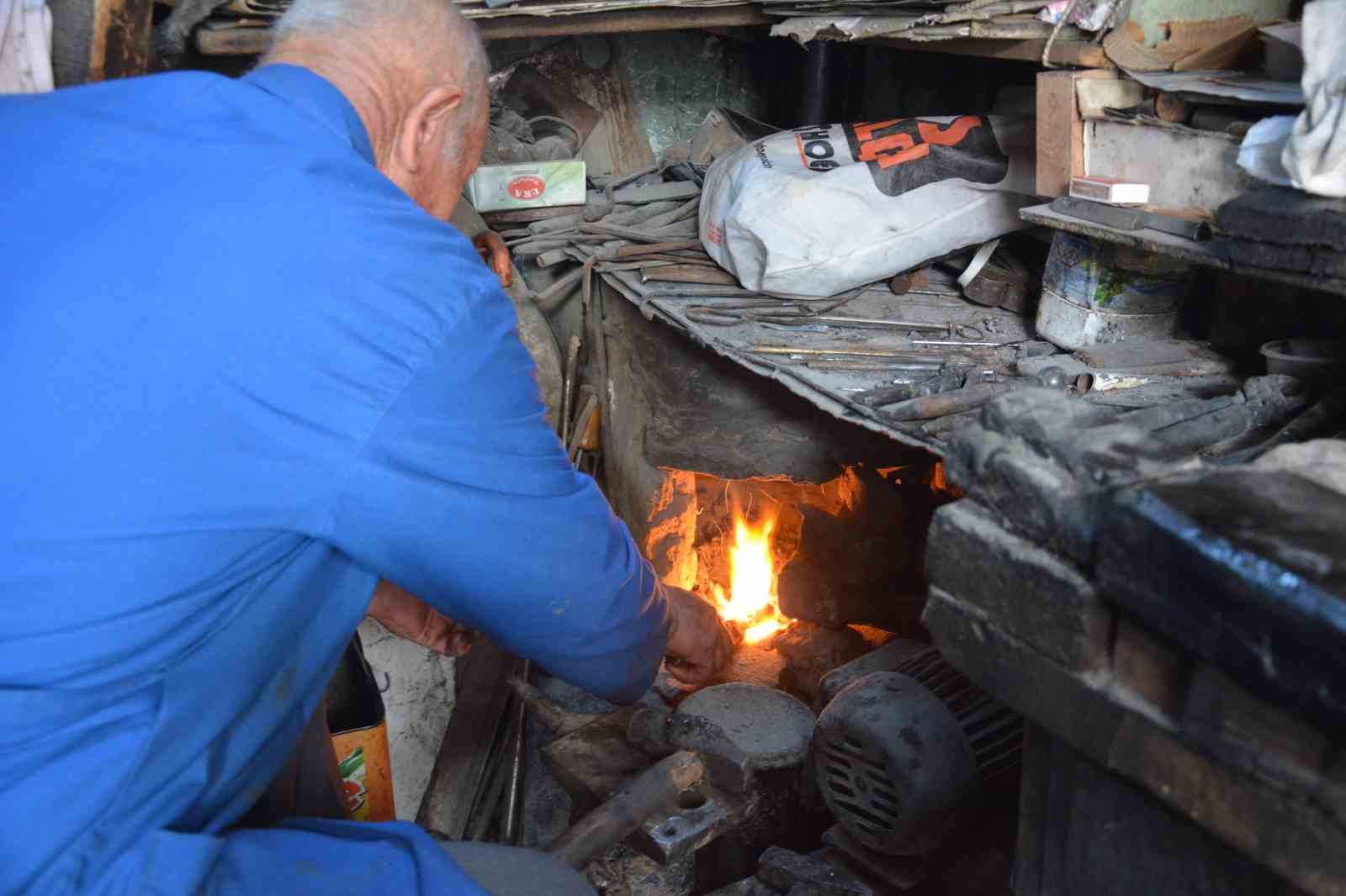 manisanin 64 yillik celik bilegi orhan usta yarim asirdir ors basinda 3 prykv3T7