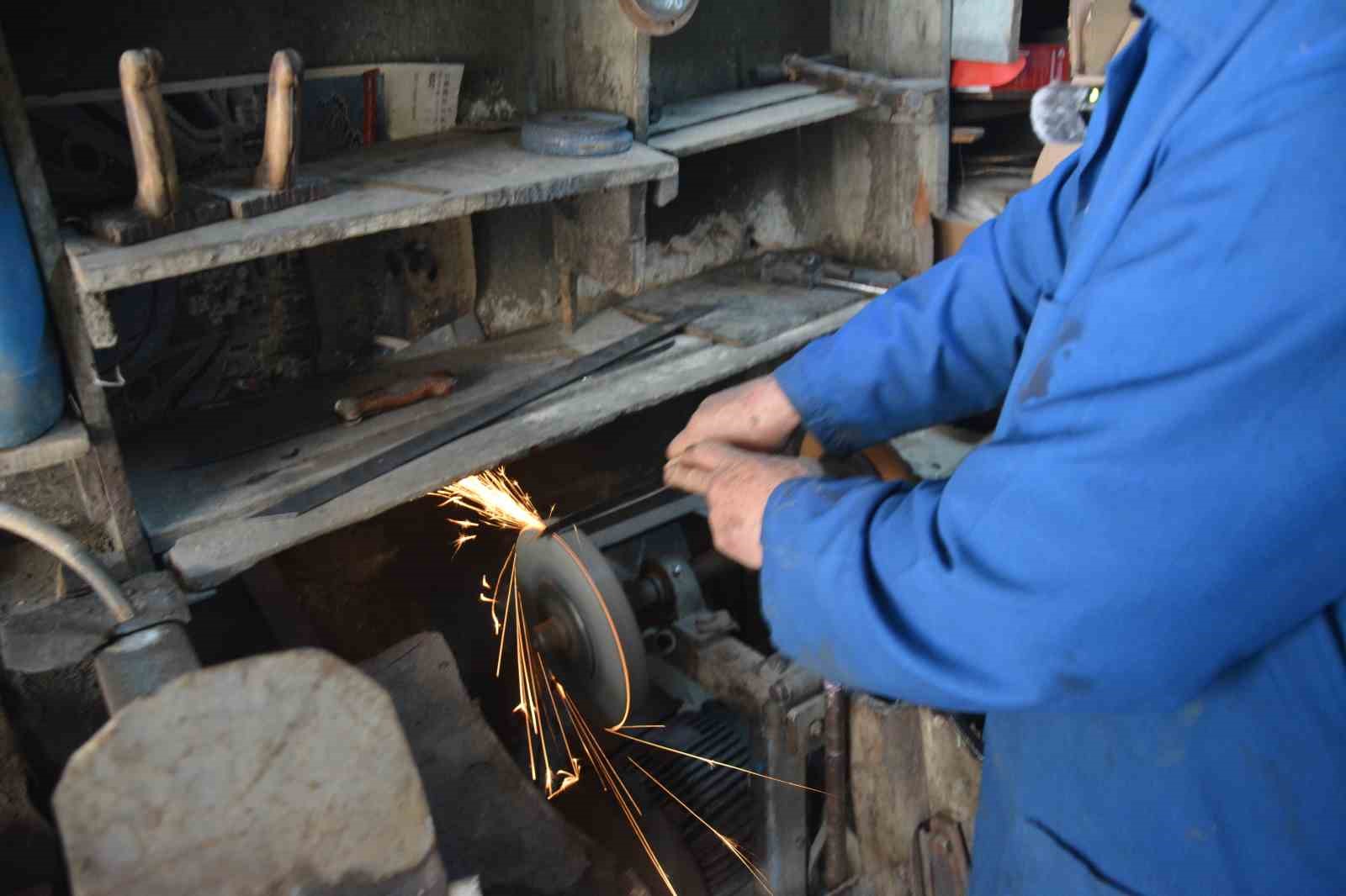 manisanin 64 yillik celik bilegi orhan usta yarim asirdir ors basinda 5 AUSny4Mk