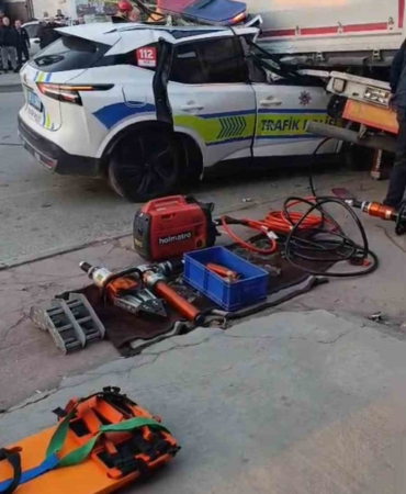 manisanin-alasehir-ilcesinde-alasehir-sarigol-yolu-uzerinde-trafik-polisi-aracinin-tira-carpmasi-sonucu-RhD96gVY.jpg
