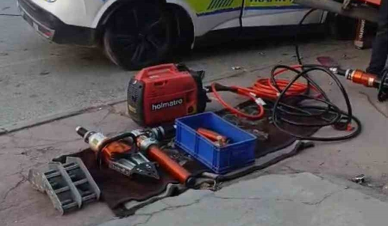 manisanin-alasehir-ilcesinde-alasehir-sarigol-yolu-uzerinde-trafik-polisi-aracinin-tira-carpmasi-sonucu-RhD96gVY.jpg