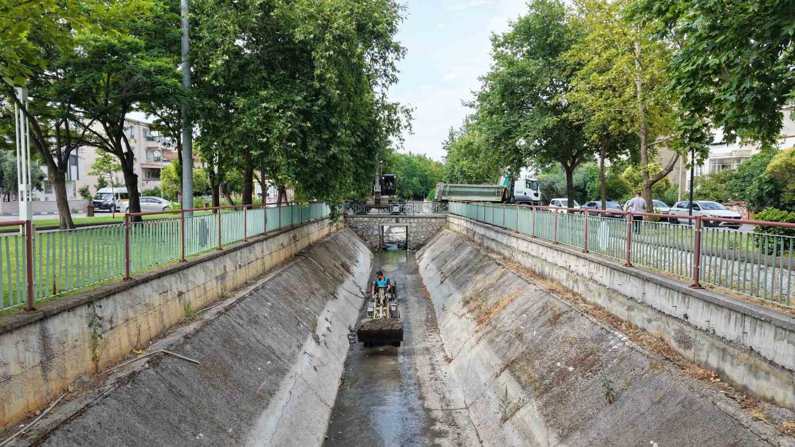 Manisa’nın derelerinde koku ve kirliliğe karşı kapsamlı temizlik 5 manisanin derelerinde koku ve kirlilige karsi kapsamli temizlik 1 uN9tiIwS