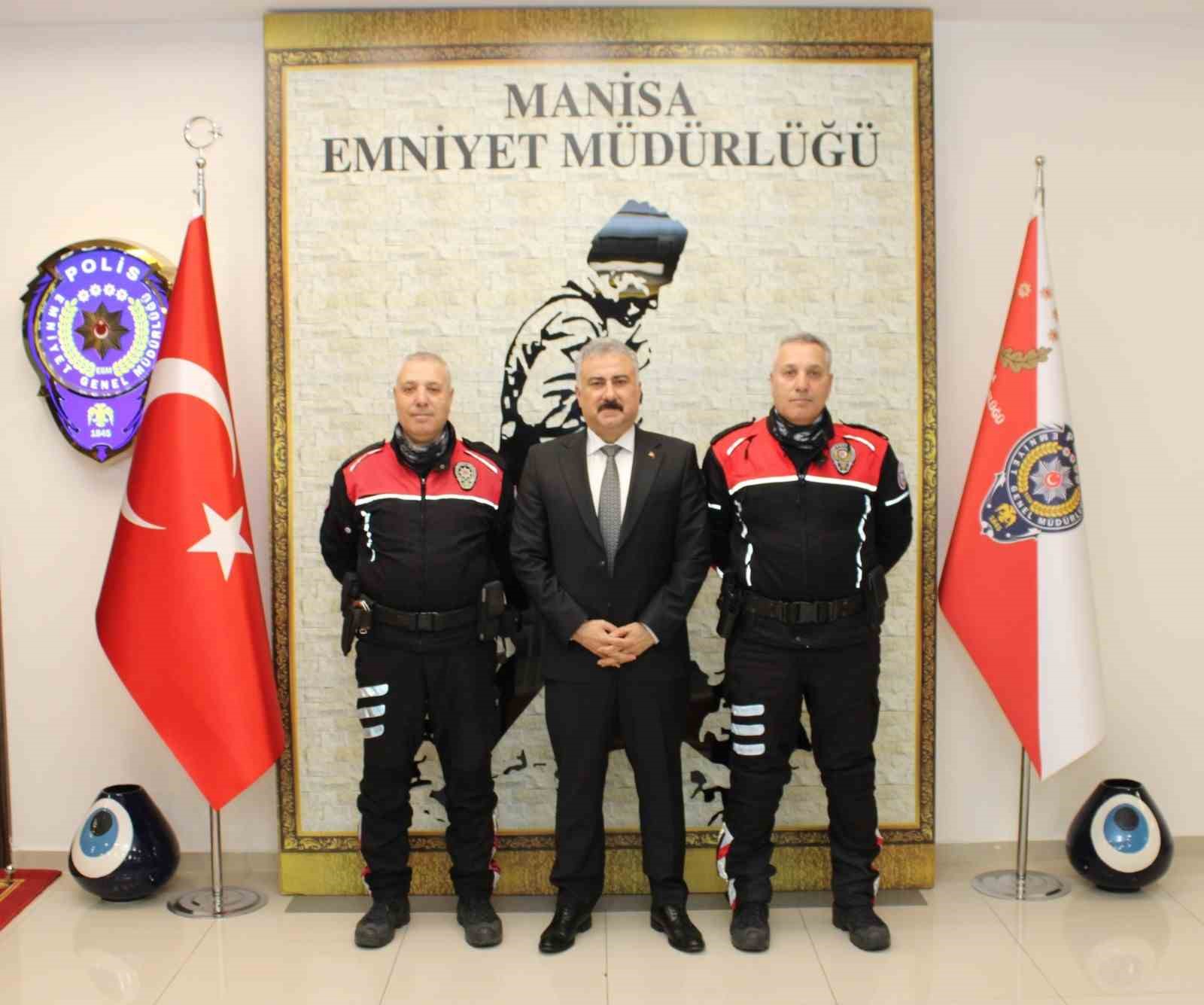 manisanin ikiz polisleri emekliye ayrildi 0 Zhv8L9LL
