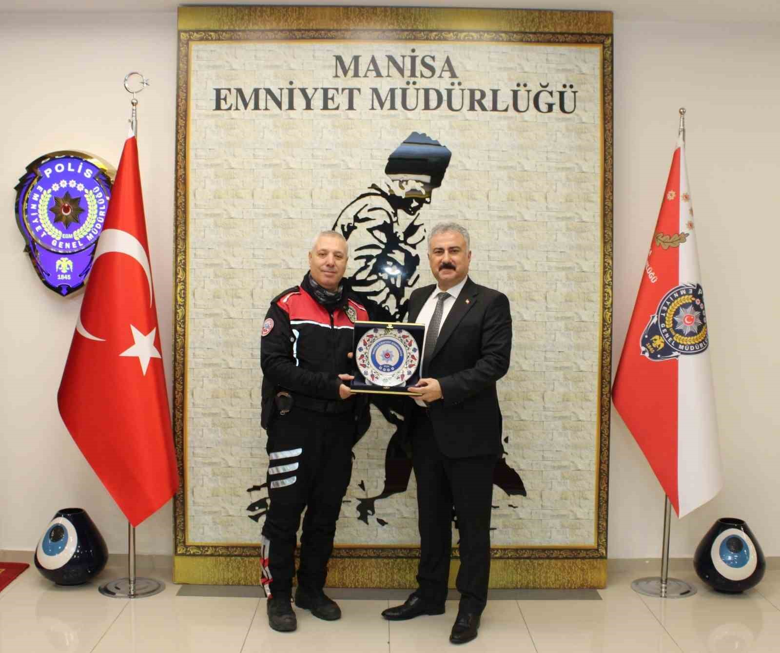 manisanin ikiz polisleri emekliye ayrildi 1 nDFIutNE