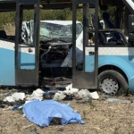 manisanin-sehzadeler-ilcesine-bagli-karaoglanli-mahalle-kavsaginda-kapali-kasa-kamyonetin-ozel-halk-otobusune-carpmasi-ZMyiAu84.jpg