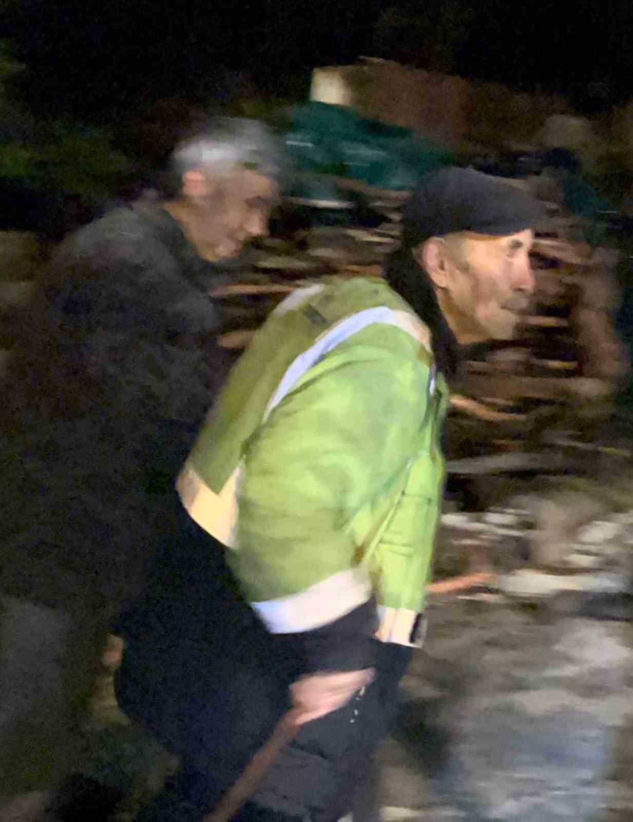 mantar ararken kaybolan yasli adam icin ekipler seferber oldu 3 SmmBXaEO