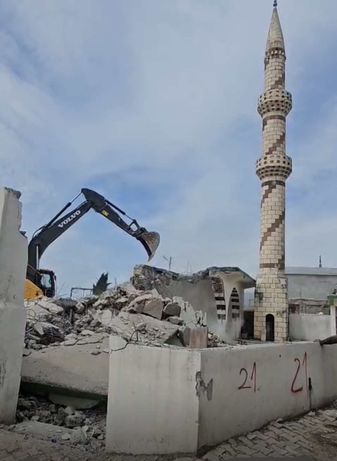 maras depremlerinde agir hasar alan cami yikildi 1 GcetECas