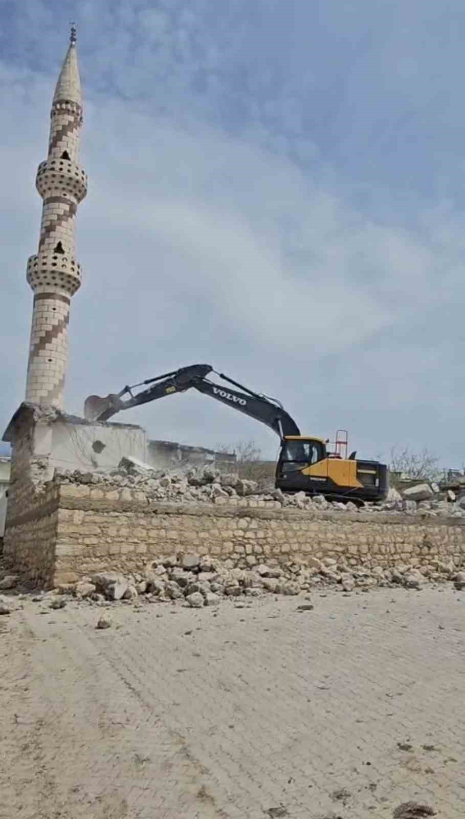 maras depremlerinde agir hasar alan cami yikildi 2 FnpnkEMO