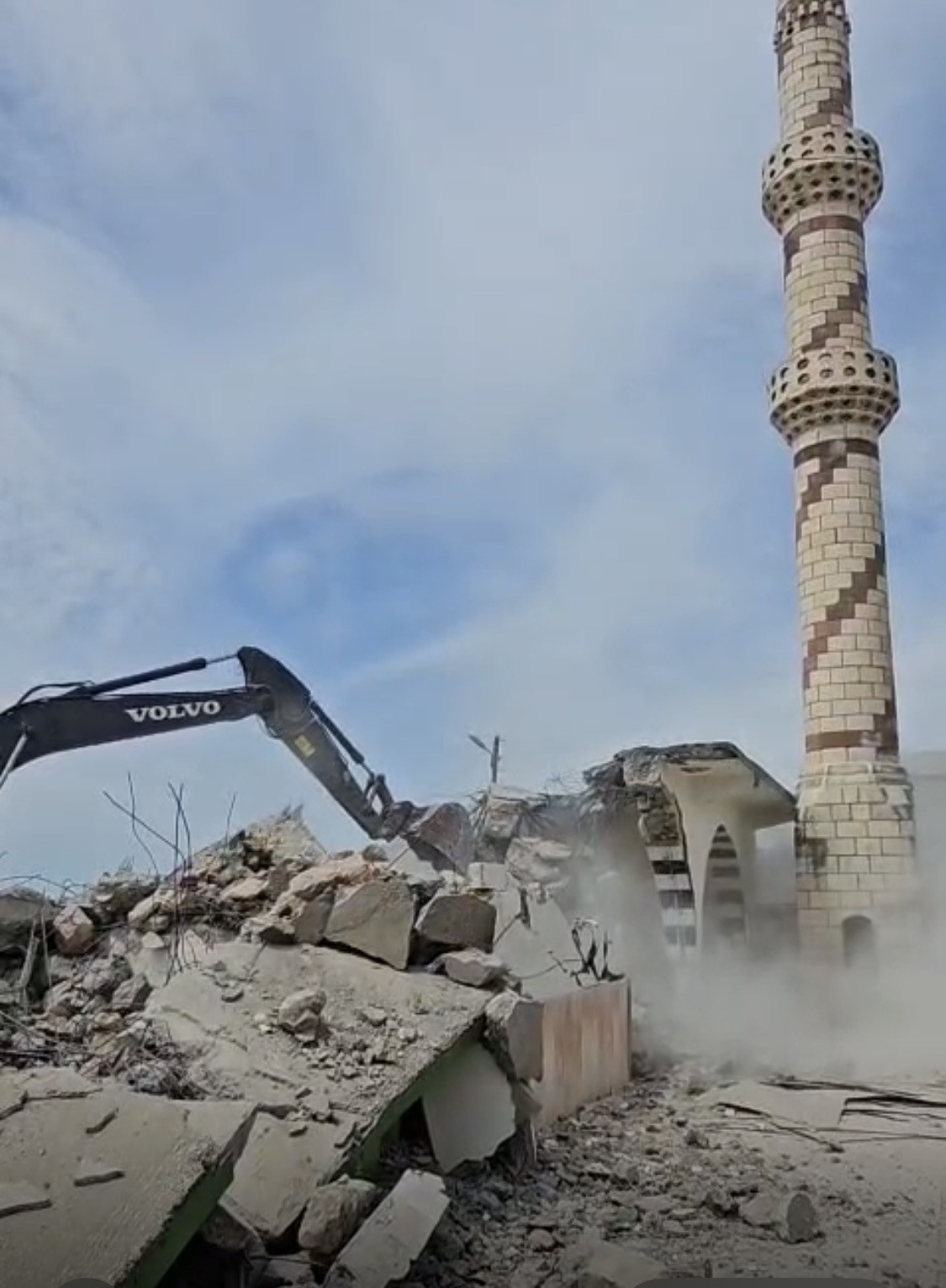 maras depremlerinde agir hasar alan cami yikildi 3