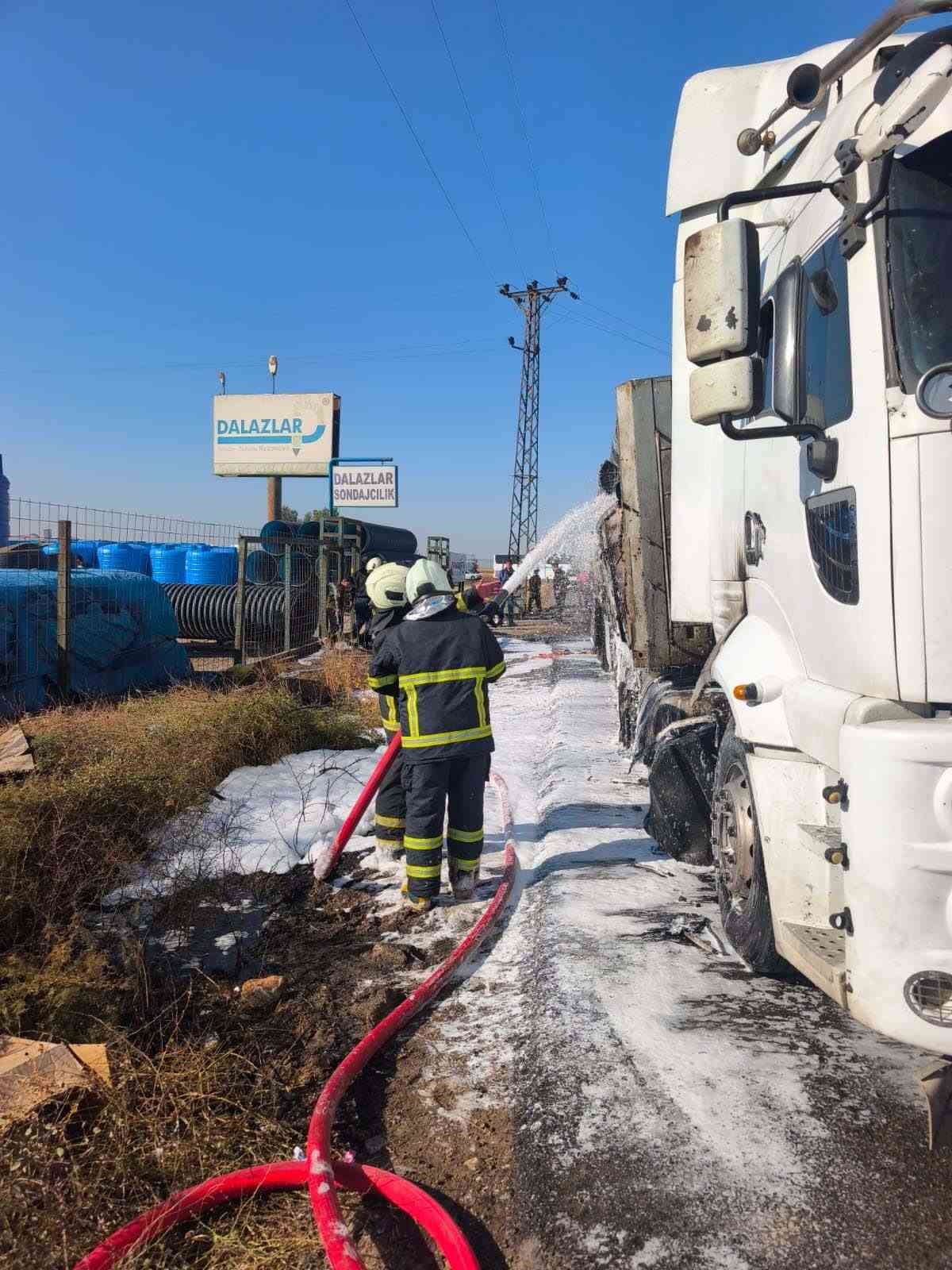 Mardin’de 2 tır ile SUV tipi aracın çarpıştığı kaza sonrası alev alan tır söndürüldü 5 mardinde 2 tir ile suv tipi aracin carpistigi kaza sonrasi alev alan tir sonduruldu IXd6TgjU
