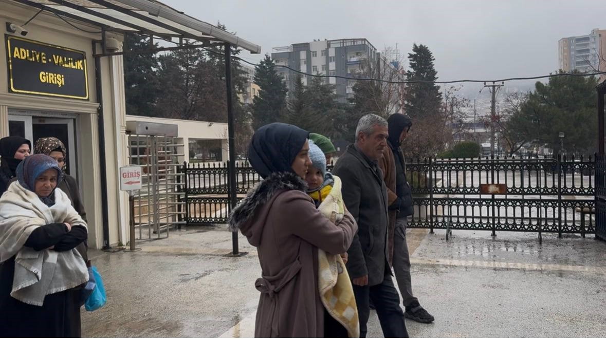 Mardin’de babasını patlayıcıyla öldürmek istediği öne sürülen sanığın davası ertelendi 6 mardinde babasini patlayiciyla oldurmek istedigi one surulen sanigin davasi ertelendi 2 plqDSE1Z
