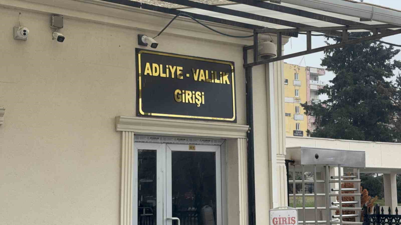 Mardin’de babasını patlayıcıyla öldürmek istediği öne sürülen sanığın davası ertelendi 7 mardinde babasini patlayiciyla oldurmek istedigi one surulen sanigin davasi ertelendi 3 Bzw8w9UR