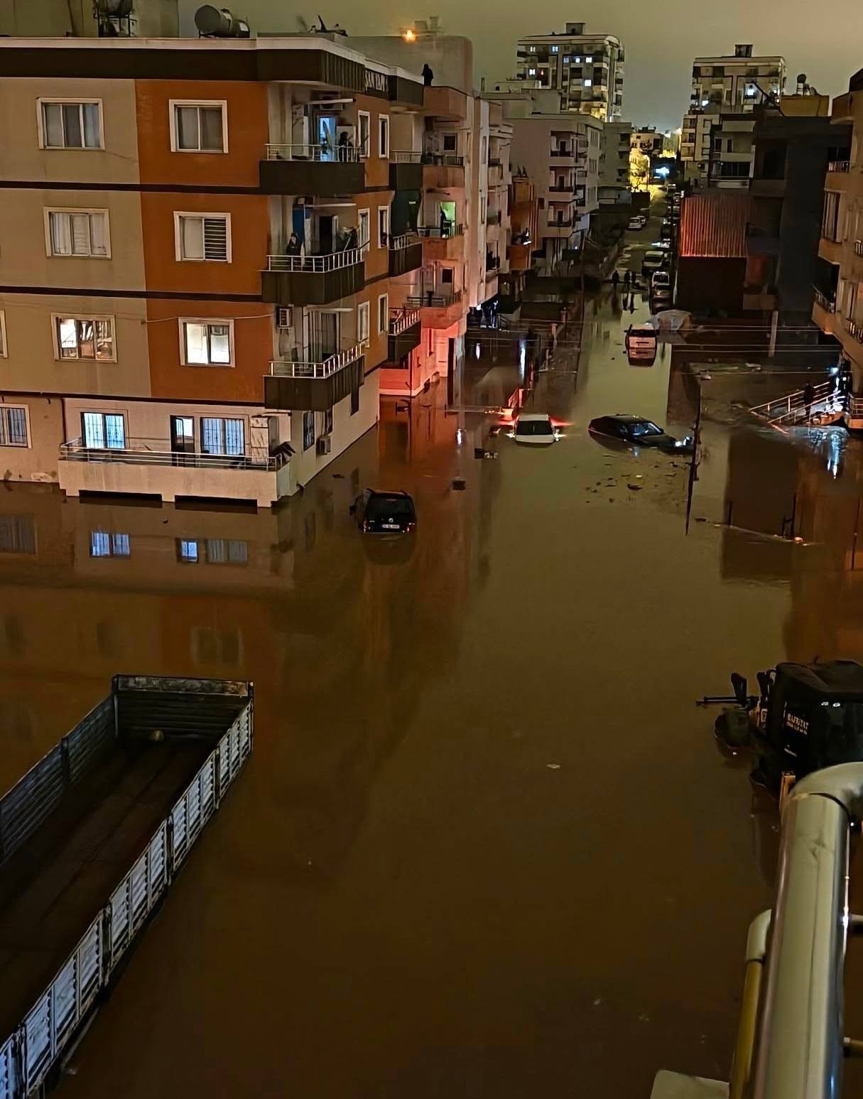 Mardin’de bazı ev ve işyerlerini su bastı 5 mardinde bazi ev ve isyerlerini su basti 1 5jiFaAqk