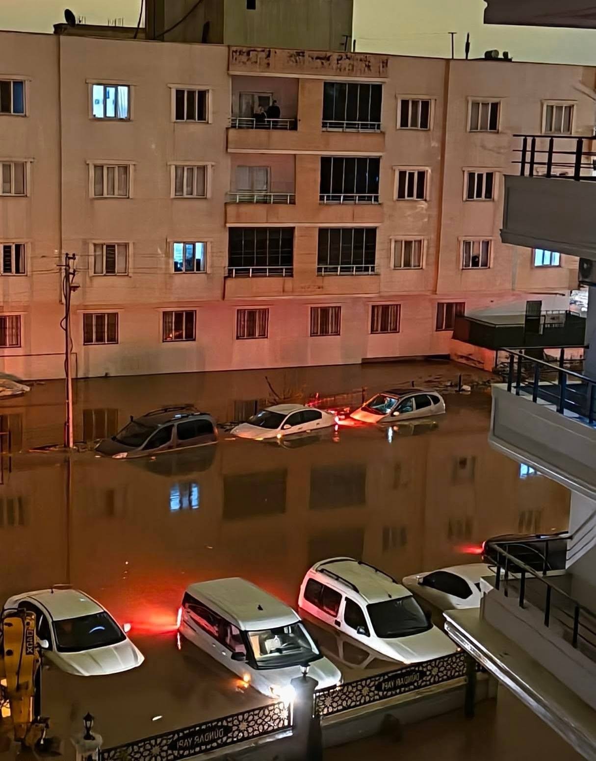 Mardin’de bazı ev ve işyerlerini su bastı 6 mardinde bazi ev ve isyerlerini su basti 2 W66grEtK