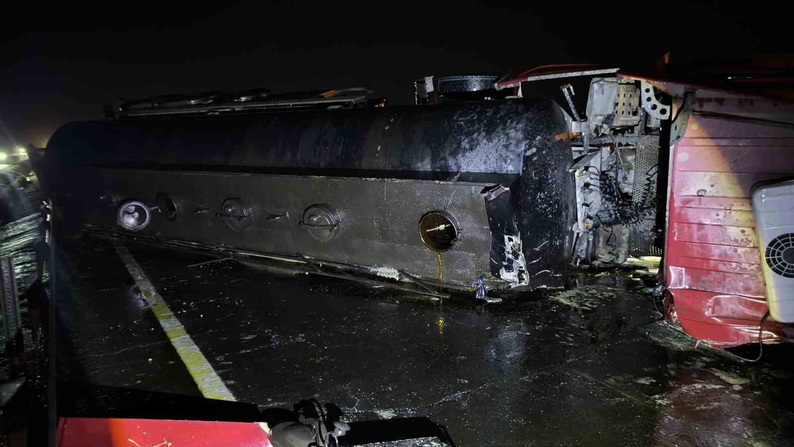 mardinde bitkisel yag yuklu kamyonet devrildi 0 pe98mWQ4
