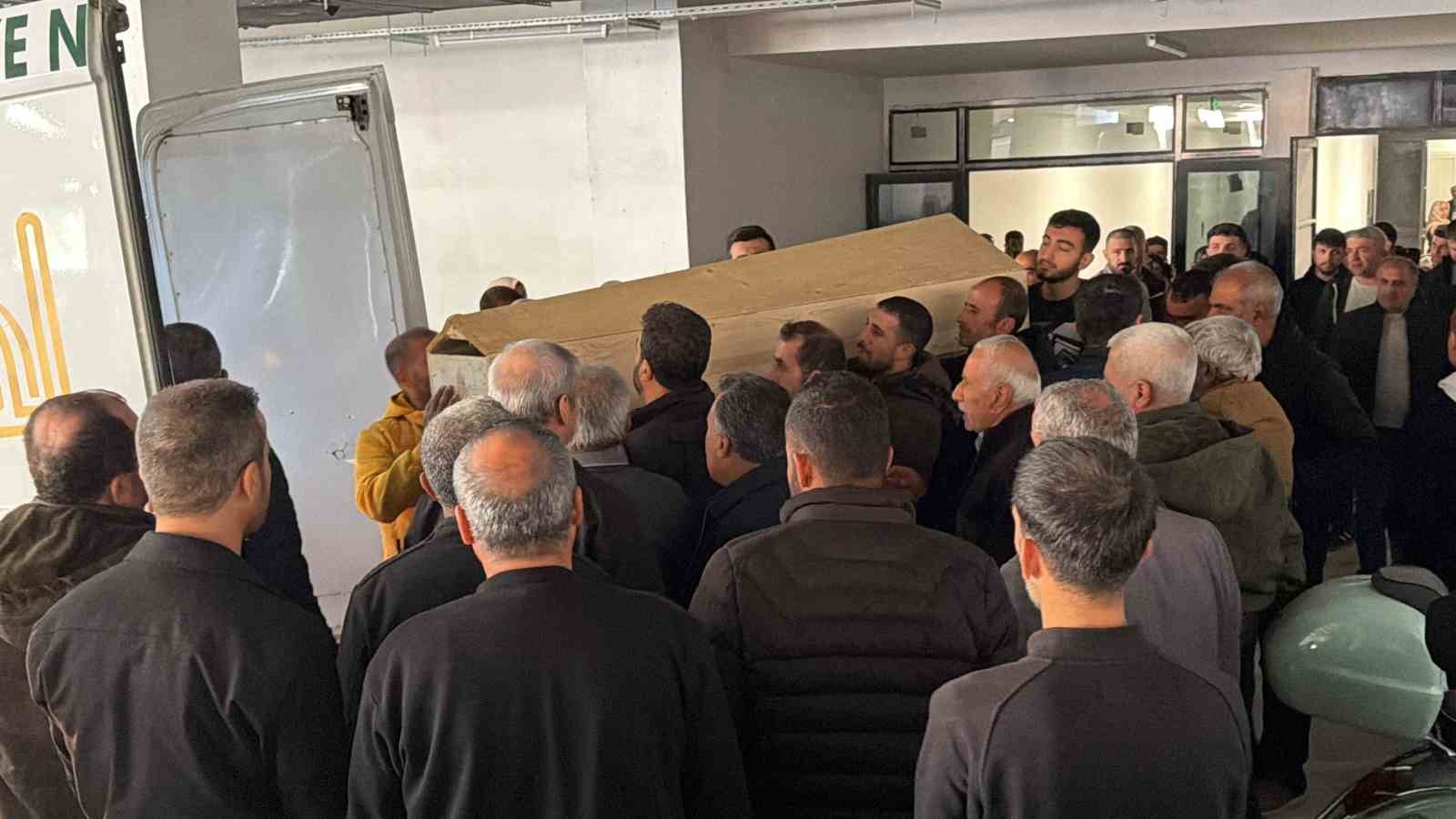 mardinde evde olu bulunan aileden anne ve kizinin cenazeleri vana gonderildi 1 PDctOiEP