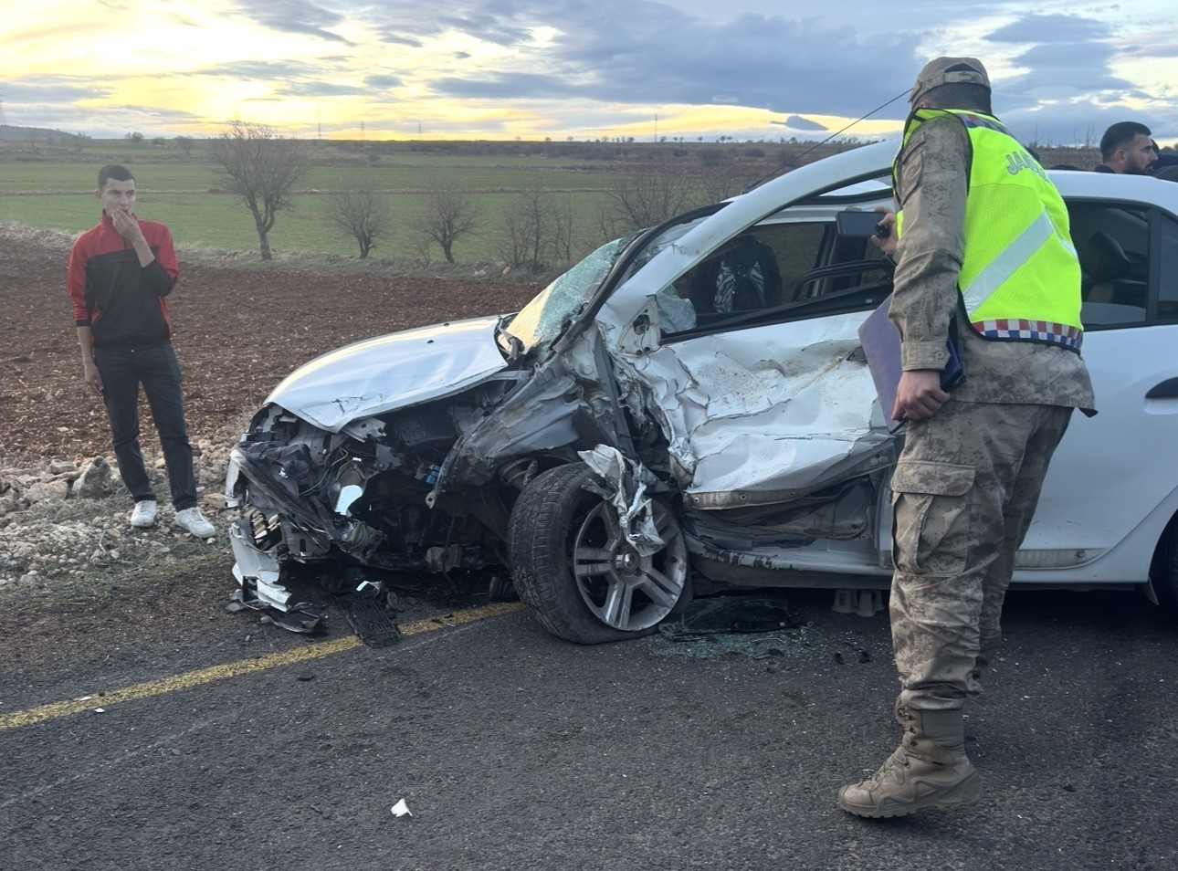 mardinde iki arac kafa kafaya carpisti 4 yarali 3 VwDJf49l