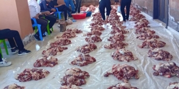 mardinde-imece-usulu-kesilen-1-ton-kurban-eti-100-aileye-dagitildi-wIqL8yQh.jpg