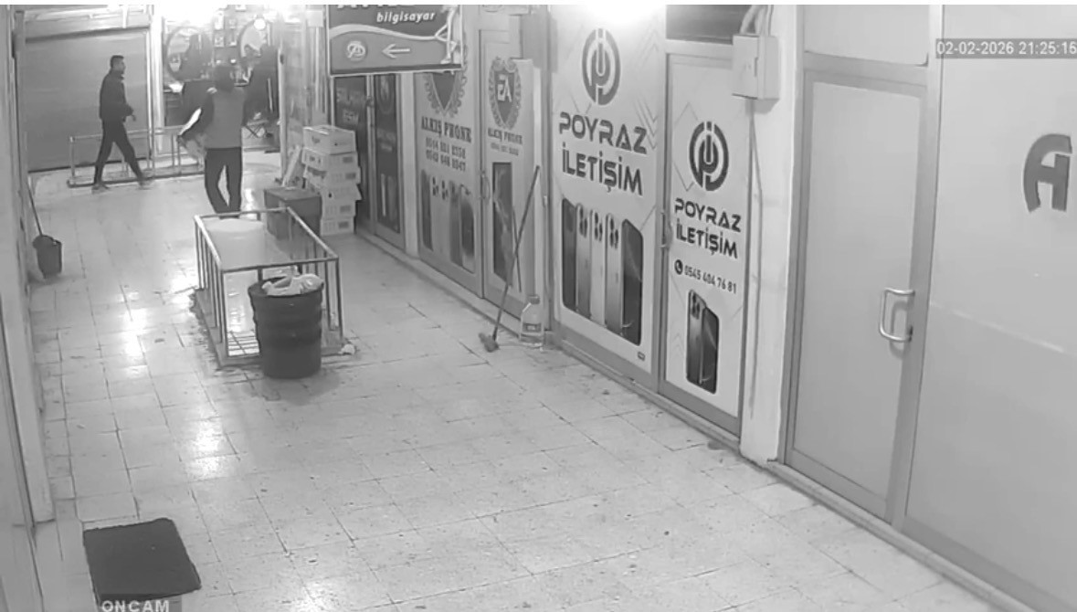 Mardin’de iş yerinden elektrikli süpürge hırsızlığı kamerada 4 mardinde is yerinden elektrikli supurge hirsizligi kamerada 0 6XjLAbmu